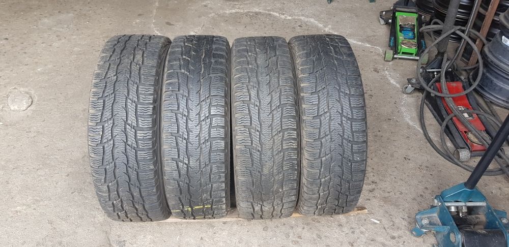 БУСОВИ ЗИМНИ-17цола-215/60-1бр.-90лв."NOKIAN "-като нови