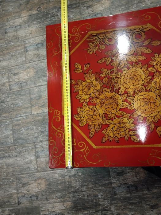 Тумбочки красные узорчатые