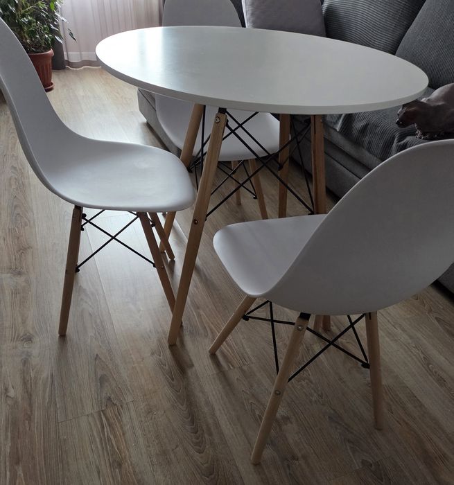 Продам обеденный стол и стулья