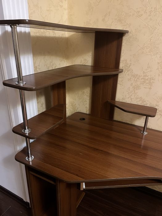 Письменный стол в хорошем состоянии