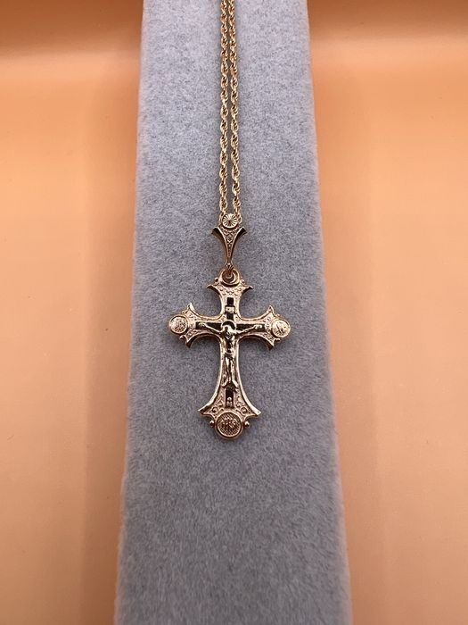 Продам золотой крестик.