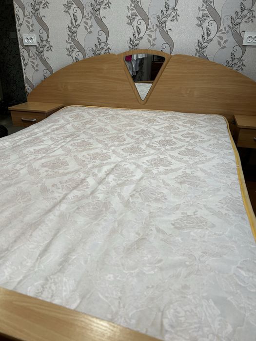 Продам 2-х спальную кровать с матрасом