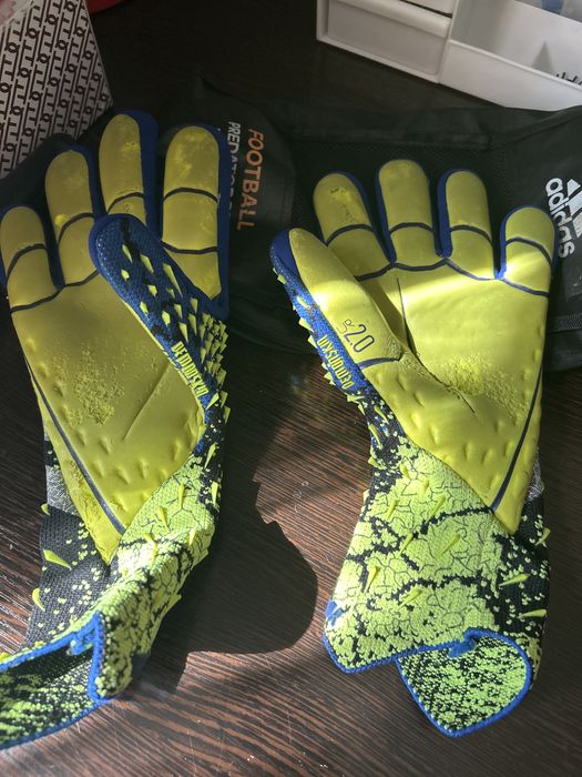 Вратарские перчатки предатор