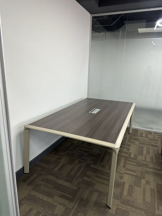 офисный конференц-стол