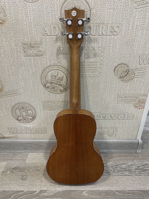 Продам маленькую гитару (укулеле)