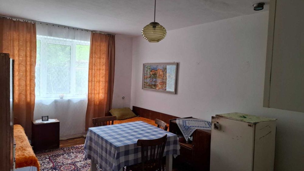 Продава масивна къща в село на 13 км от Габрово