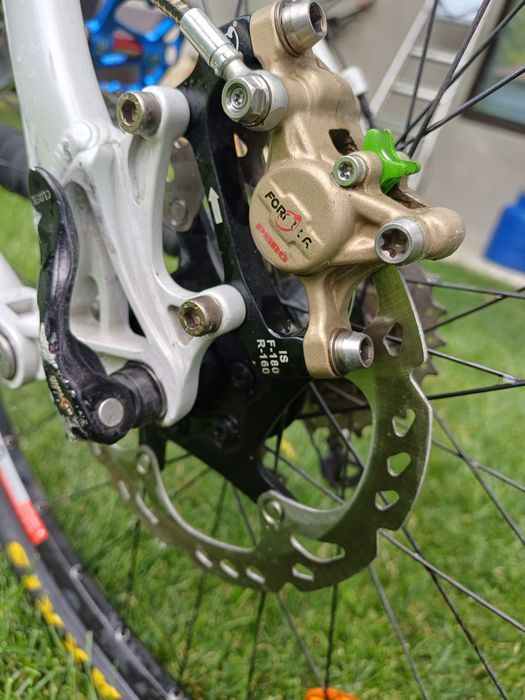 Bicicleta roți 26" cu frâne hidraulice,full suspensie.