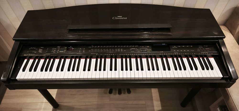 продавам дигитално пиано YAMAHA CLAVINOVA CVP-70 с съответното столче