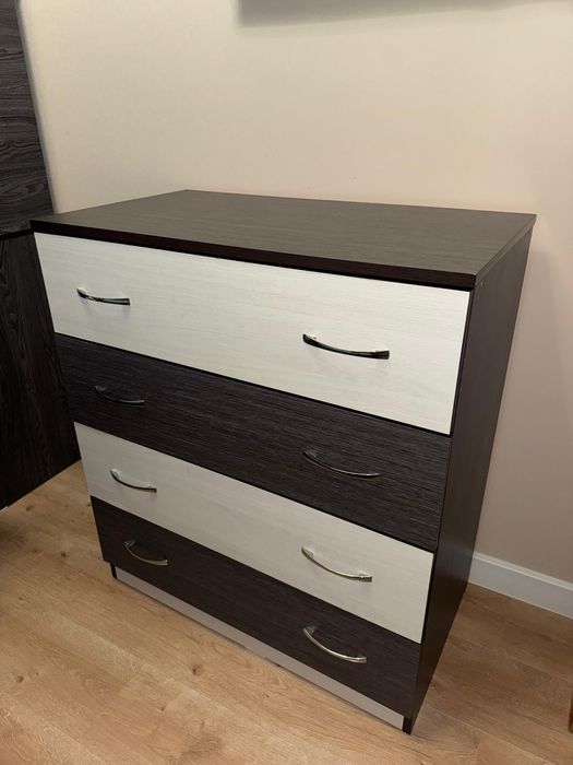 Продается книжный шкаф и камод