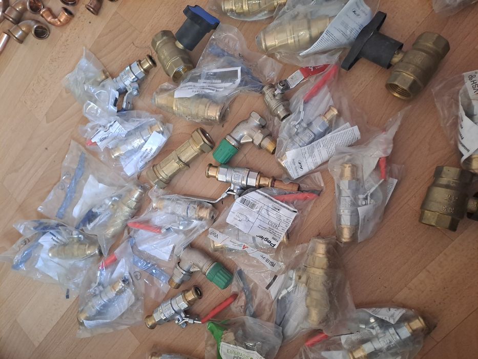Fitinguri 130 buc  de cupru presare si robinete