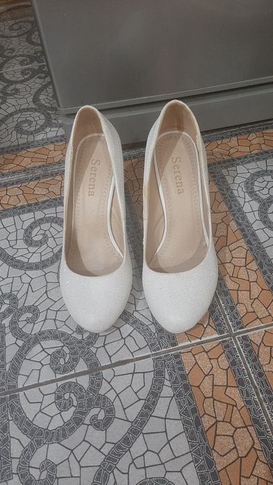 Продам белые свадебные туфли р.36
