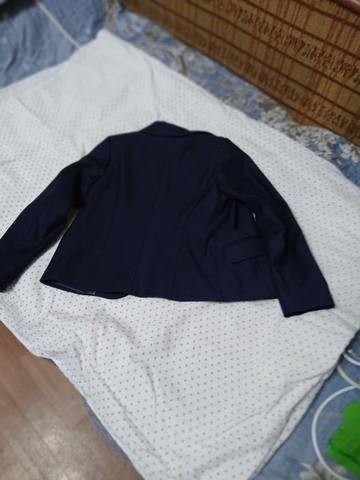Продам школьный пиджак на девочку на 7лет.