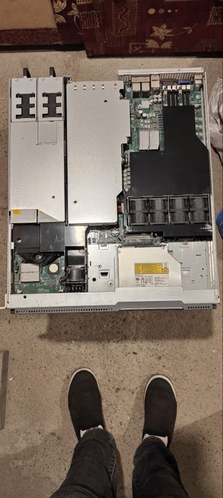 Продам 2 сервера 1U
