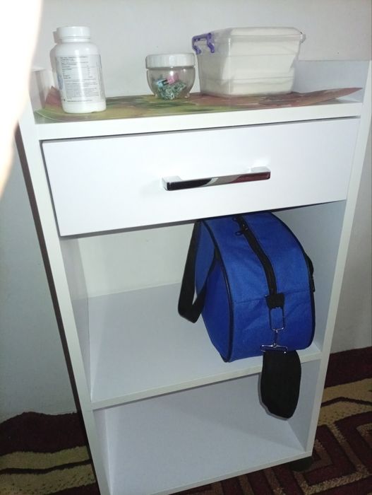 Тумбочка помощница на роликах для салона красоты по выгодной цене