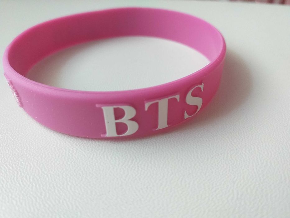 чисто нова силиконова гривна на BTS подходяща за фенове и колекционери (последен брой)