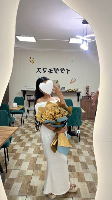 Белое платье с открытыми плечами