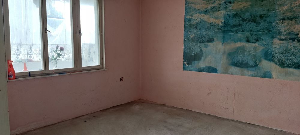 Масивна къща в село Бузовград, на 5 км от Казанлък