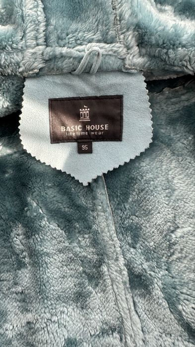 Дублёнка в XS/S размере нежно-голубого цвета.