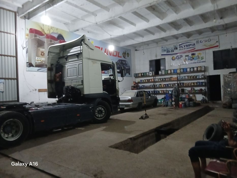 Avto tamirlash ustaxonasiga keldi va sikildi