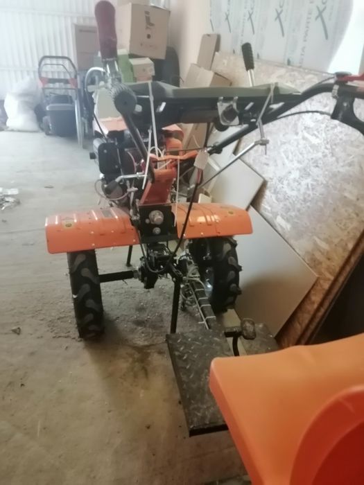Vând motocultor Detoolz 11 cp, nou, nefolosit cu remorcuta