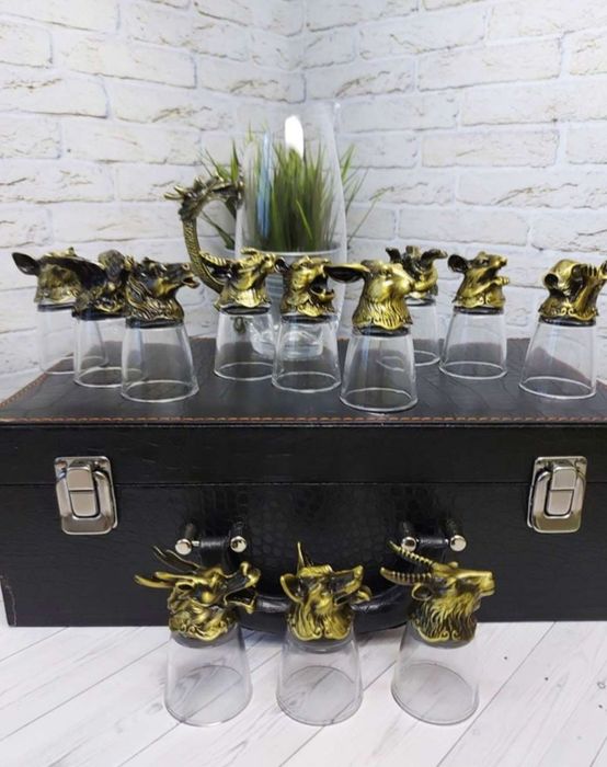 Рюмки с графином в кейсе