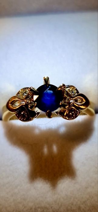 Продам золотое кольцо  СССР с  бриллиантами и Сапфиром 750 пробы.