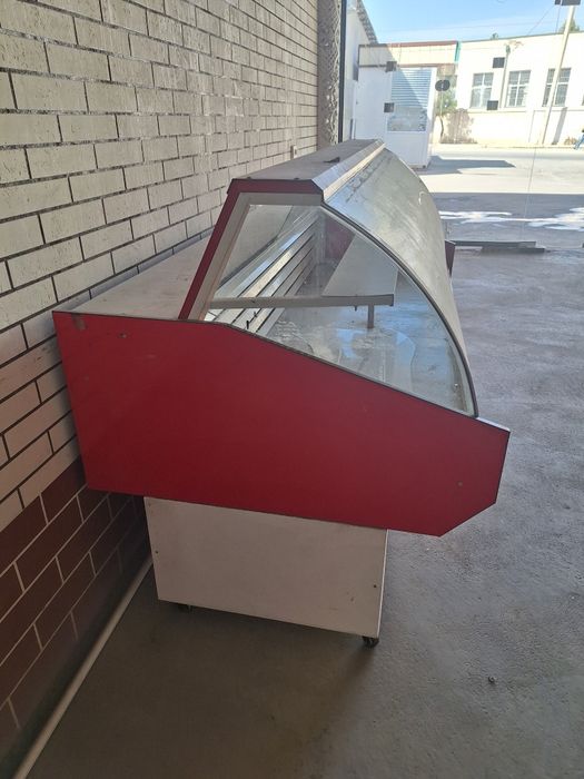 Ветрина холодильник в хорошем состоянии рабочий