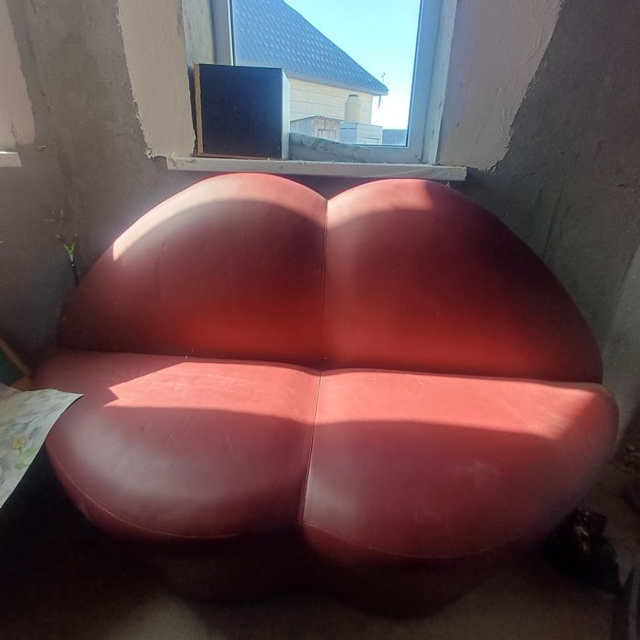 Диван Б/У кожаный состояние хорошее.