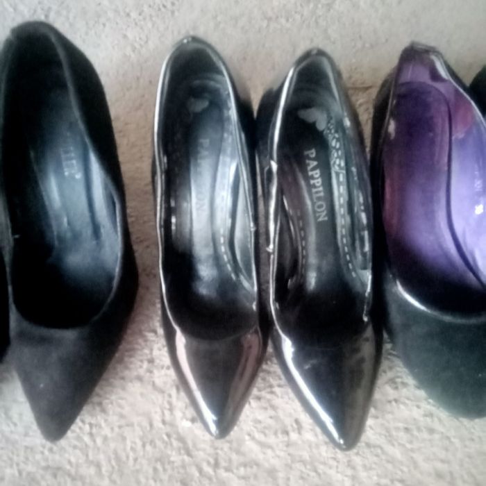 Oyoq qiyimlar sotiladi