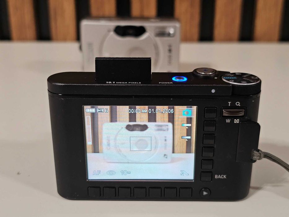 Aparat foto digital compact Samsung NV10 cu defect la blitz