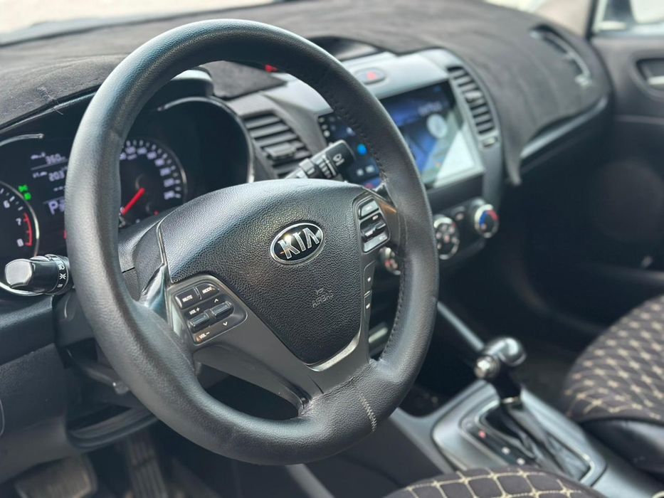 Продам Кия Церато 2013 год автомат объем 2.0