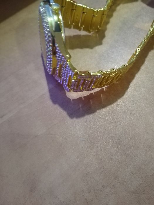 Луксозен часовник в цвят жълто злато  и  светещи елементи