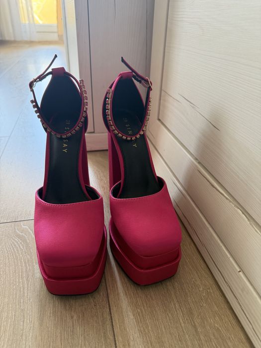 Ефектни сатенени обувки на висок ток и двойна платформа – цвят Фуксия