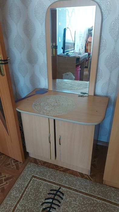 Продам тумба с зеркалой