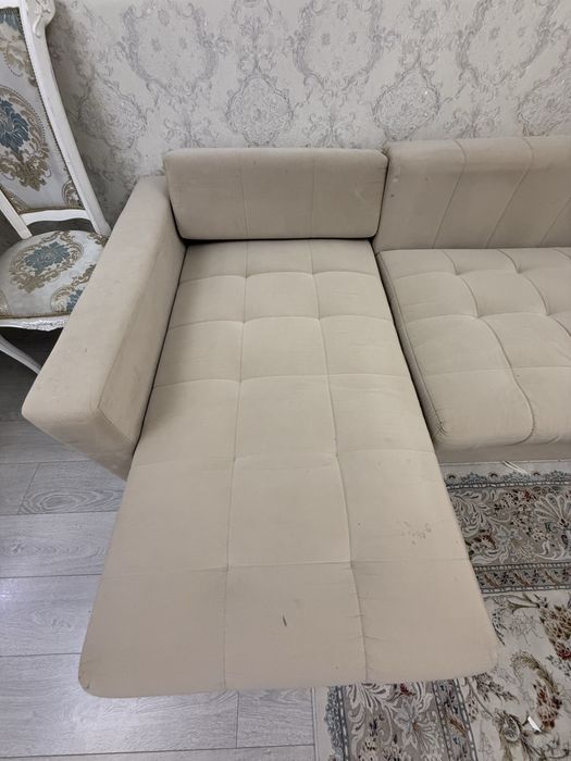 Угловой диван в бежевом цыете