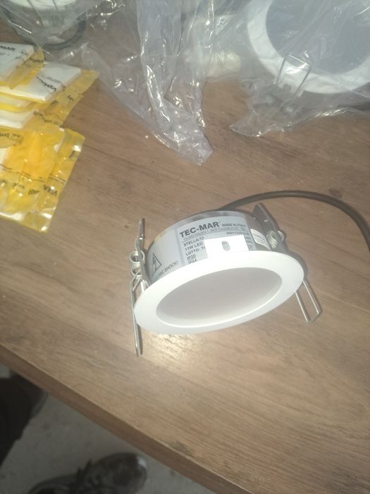 20 Prize,11 spoturi,10suporti priza,10 capace totul made in italy