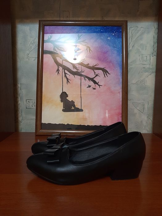 Туфельки на низком каблуке.