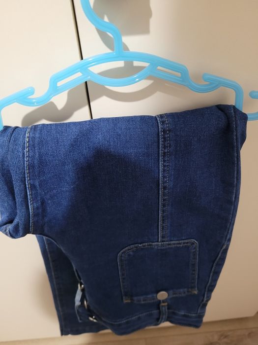 Pluover cu nasturi, scurt pana in talie +blugi