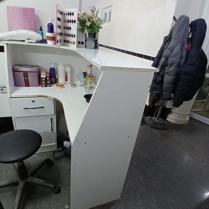 Парикмахерская кресло и Адмисратор стол