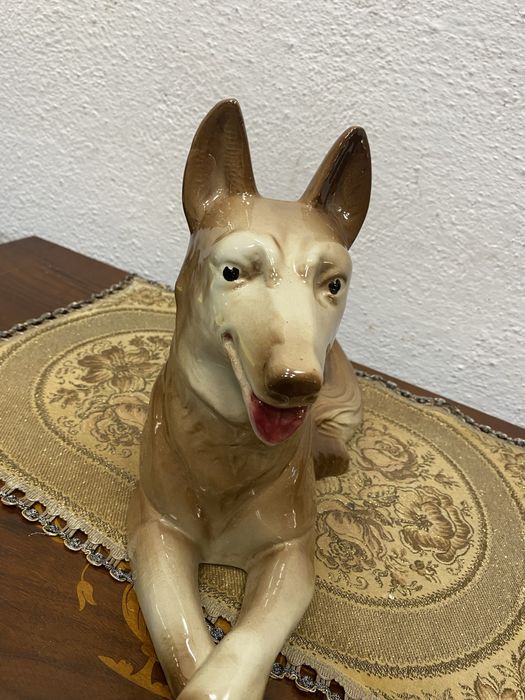 Немско порцеланово куче немска овчарка