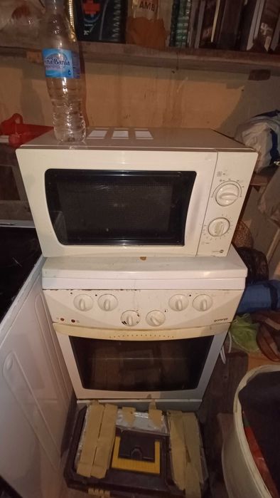 Продавам две готварски печки горение и микровълнова.