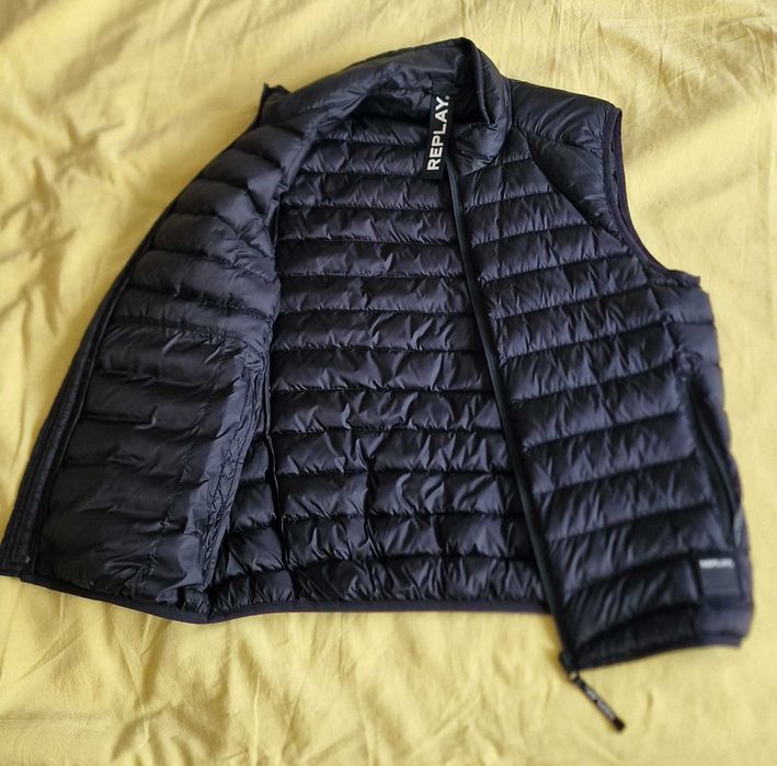 Vesta neagra Replay