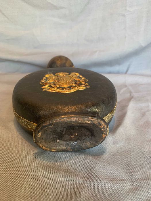 стара стъклена и кожена гарафа за парфюми