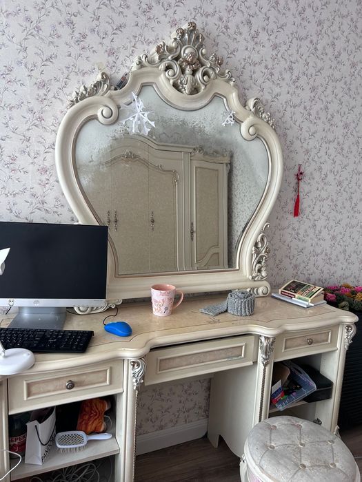 Шкаф и туалетный столик