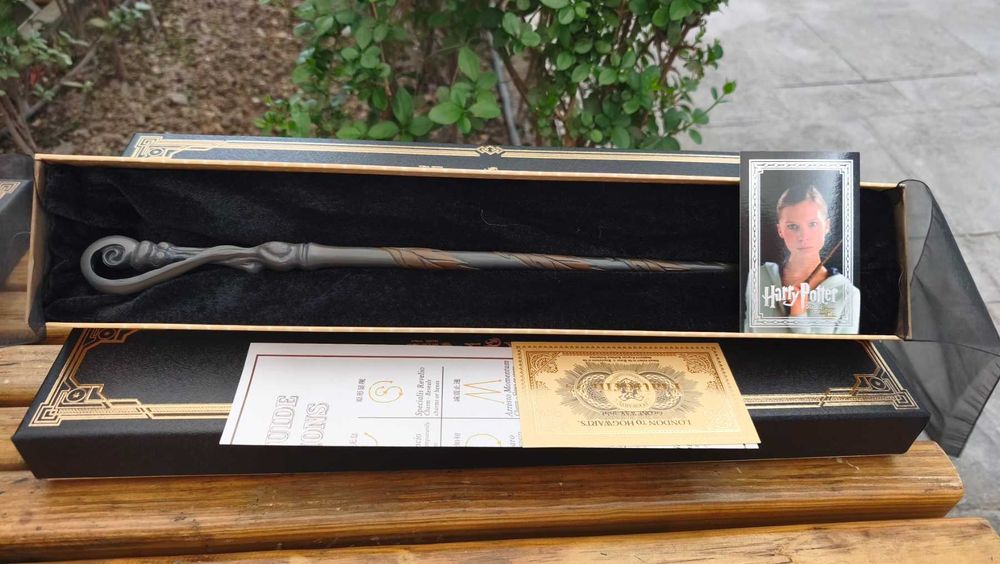 Магическа пръчка Хари Потър – колекционерски модели, 30–38 см, Wizarding World