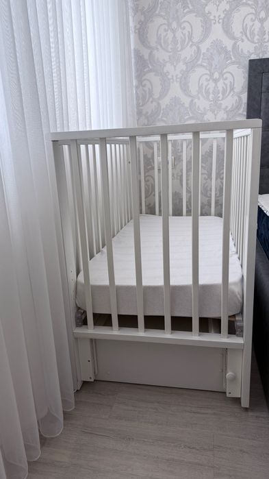 Продаётся красивый детский деревянный кроватка белого цвета