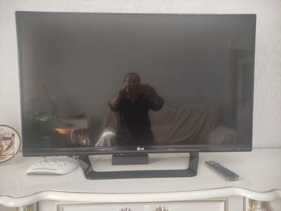 Телевизор LC ,диагональ  106 в отличном состоянии