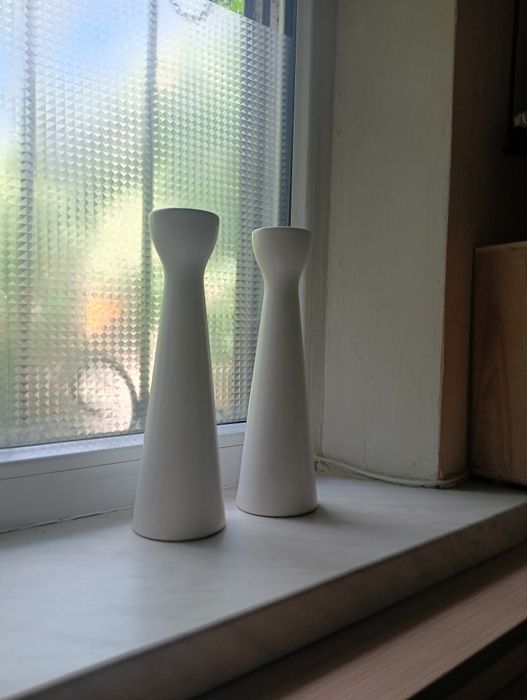 Две вазочки белые