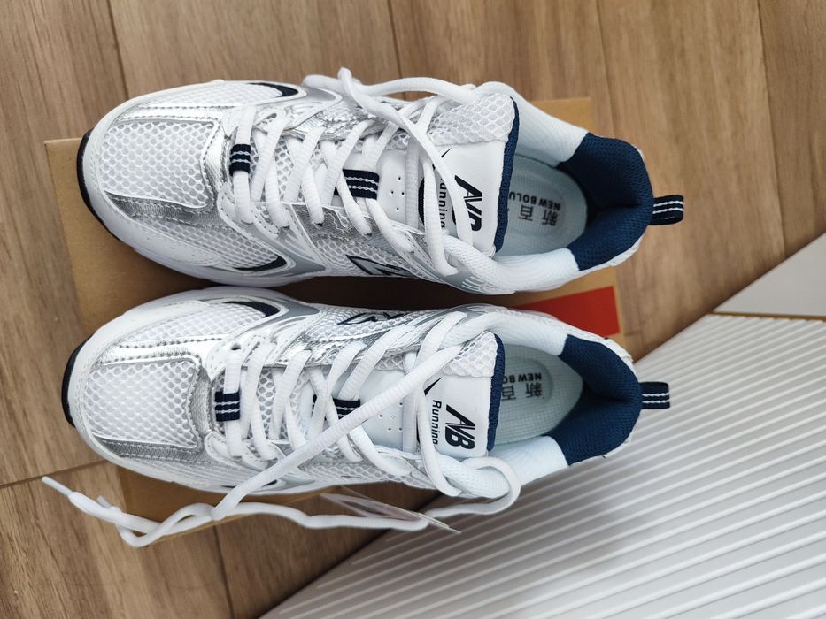 Кроссовки новые, 9900