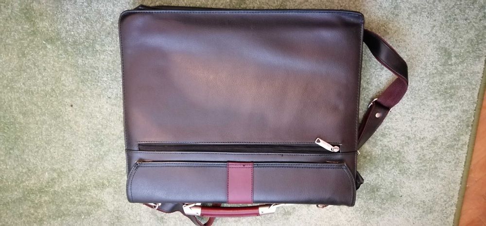 Laptop Geanta maron brun nefolosita,materiale calitate,oferta CRACIUN.